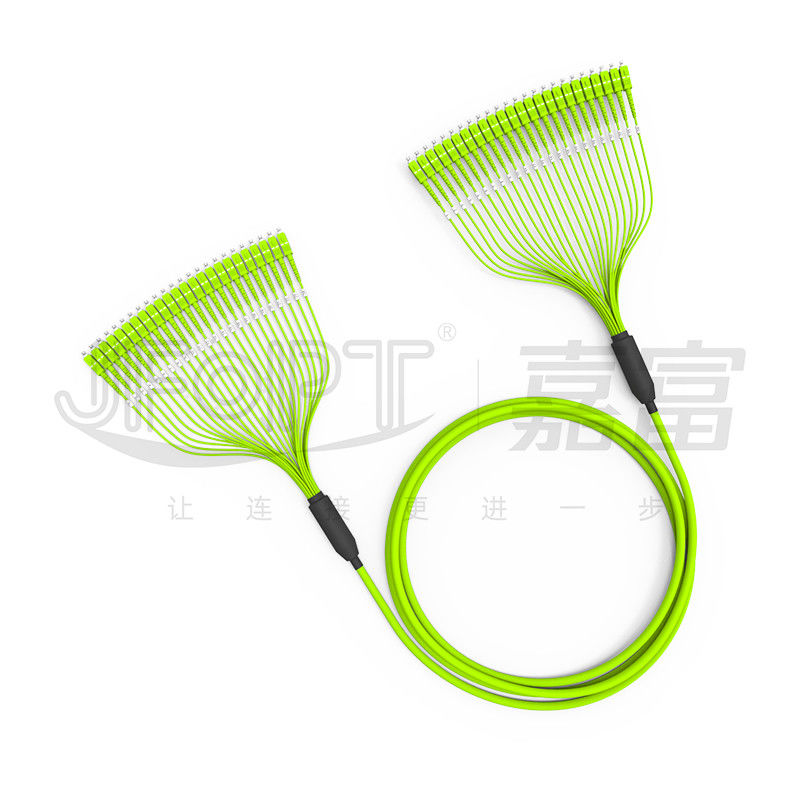 O cabo de fibra ótica pre terminado 24 do pacote retira o núcleo do revestimento de PVC OM5 multimodo 0.5m que ramificam com SC/APC